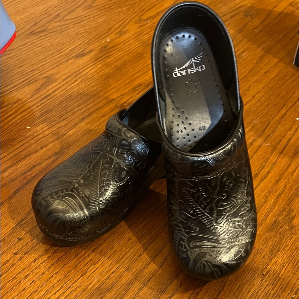 Dansko womens Embossed Black Shoes